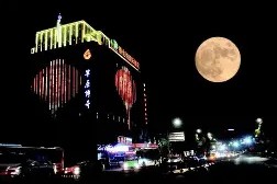 爱游戏手机版-欧洲游客入境美国后被关禁闭16天