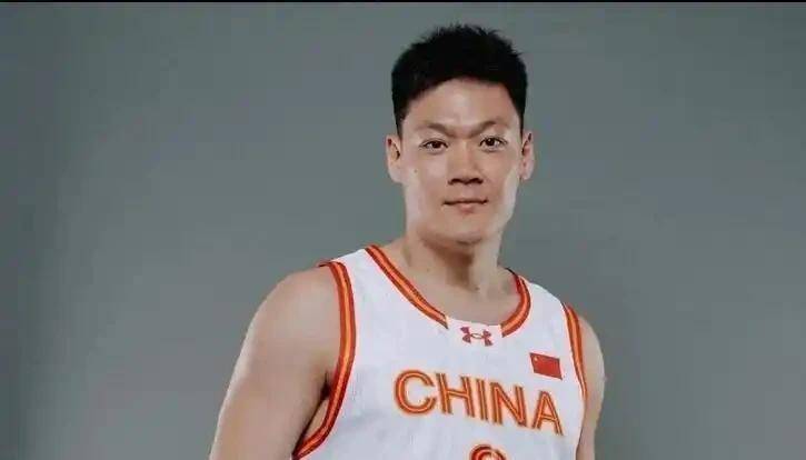 西亚卡姆与40激战老鹰分钟，出色防守胜负难料！，阿扎伦卡焦点对战引发球迷热议的简单介绍