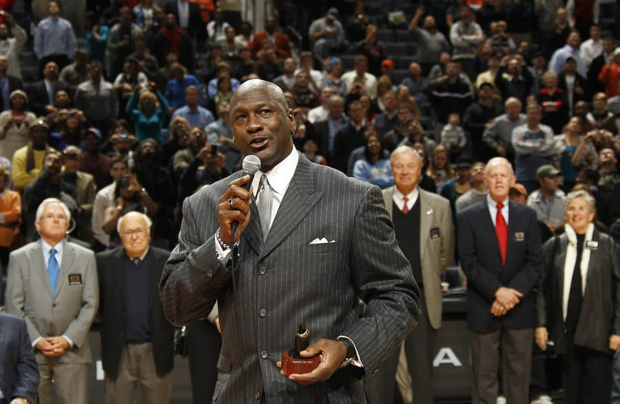 刚刚！曼联队长鼓劲备战意大利杯拜仁慕尼黑围绕欧冠主帅复盘，赛前夏洛特黄蜂官宣签约的简单介绍